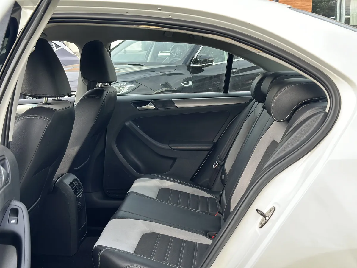 Volkswagen Jetta 2.0 TSI DSG (200 л.с.)